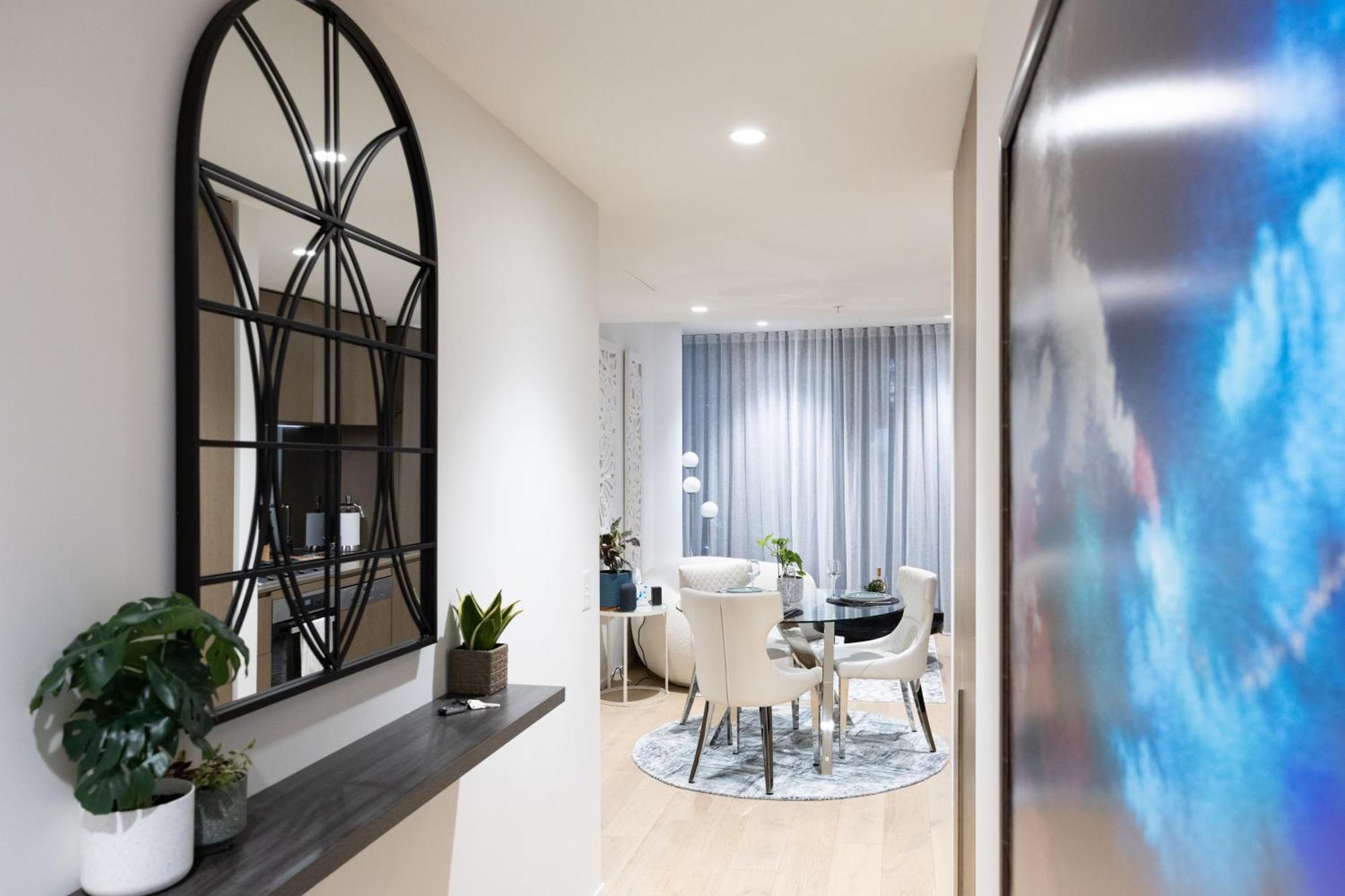 Essence With Balcony & Parking * Melbourne